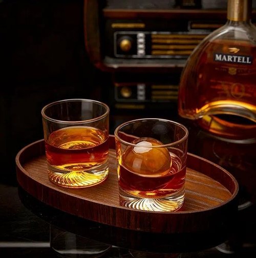 Yunjiehui Old Fashioned Whiskey Glasses Set of 4,9.5 oz Style Classic Cocktail Glasses,Bourbon Glasses，Suitable for Scotch Whiskey, Durable Lead-Free Glassware, Gifts for Men with Luxury Box (4)