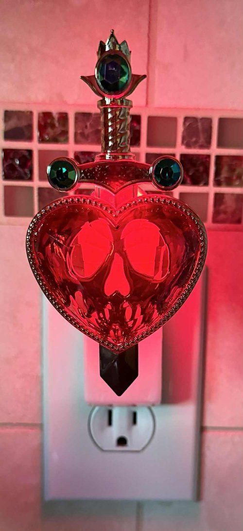 Bath and Body Works Evil Queen Red and Gold Pierced Heart Adjustable Wallflowers Scent Control Fragrance Nightlight Plug