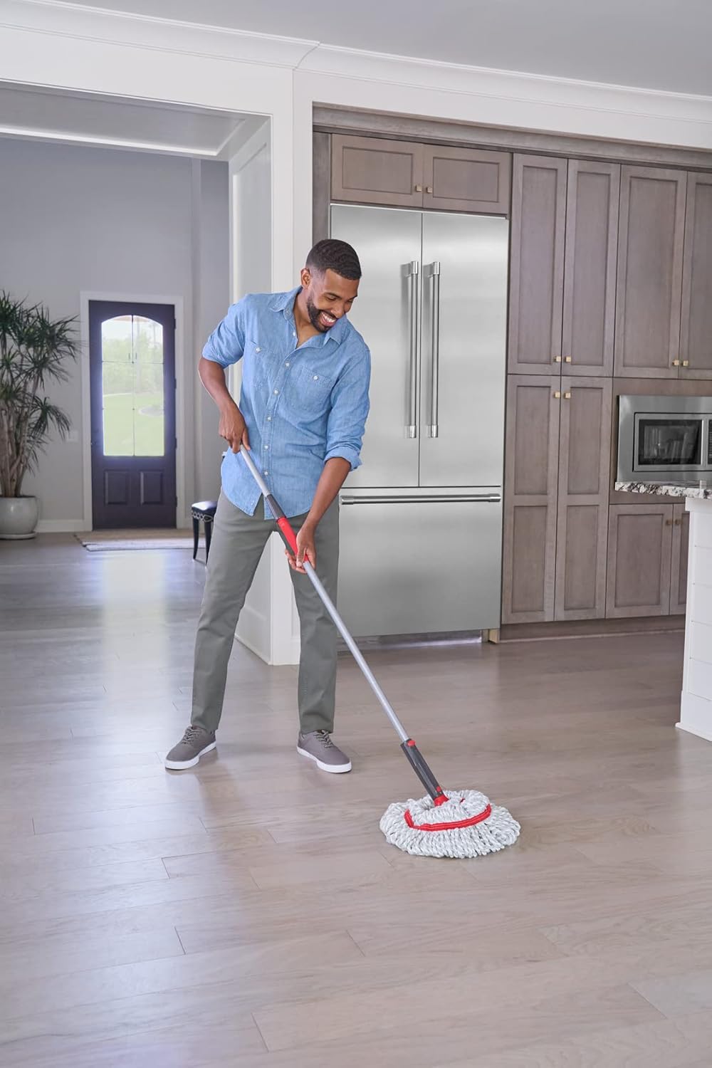 Rubbermaid Microfiber Twist Mop Kit - Lightweight, Machine Washable with 2 Refills | Safe for All Floor Types