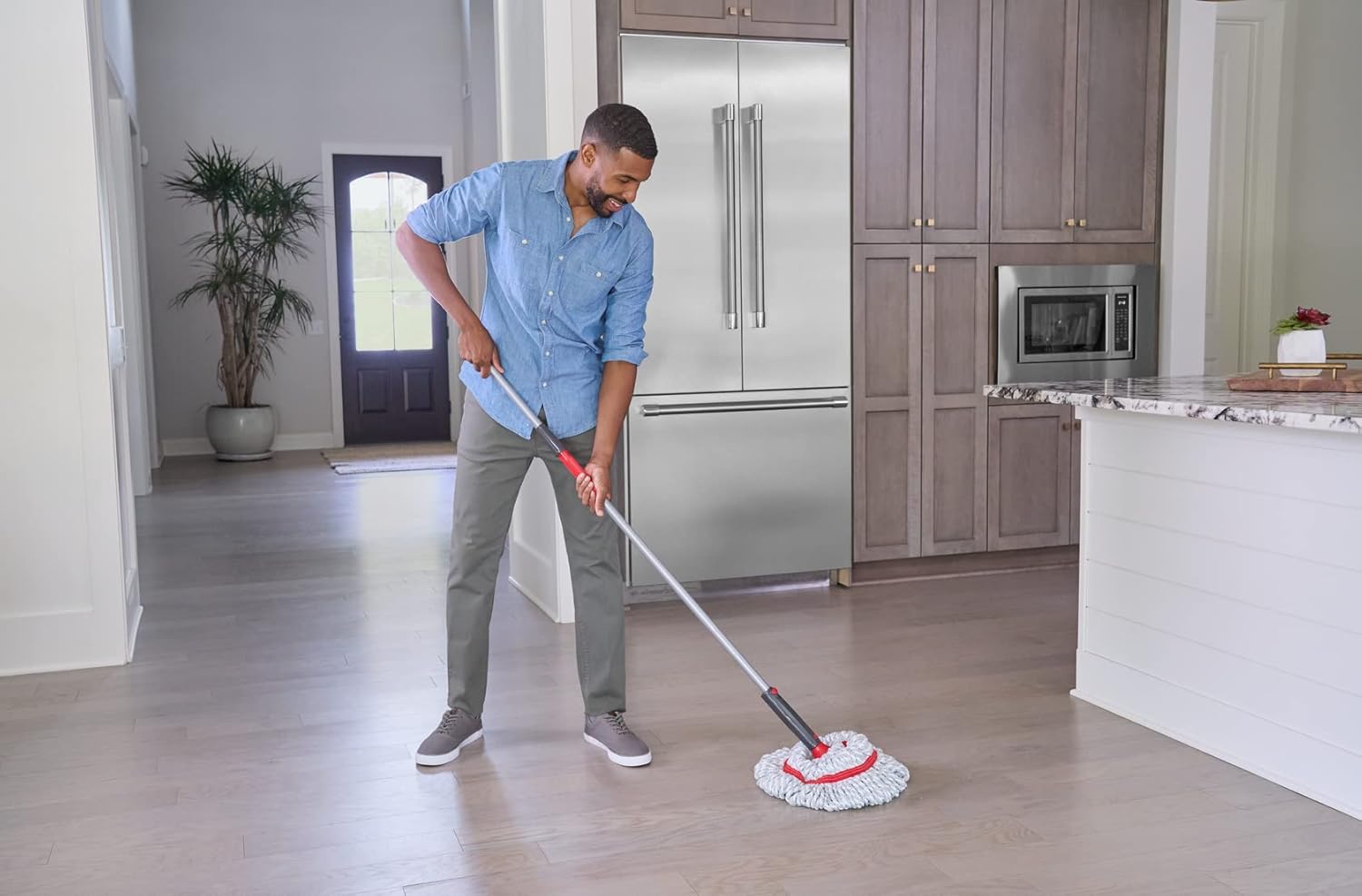 Rubbermaid Microfiber Twist Mop Kit - Lightweight, Machine Washable with 2 Refills | Safe for All Floor Types