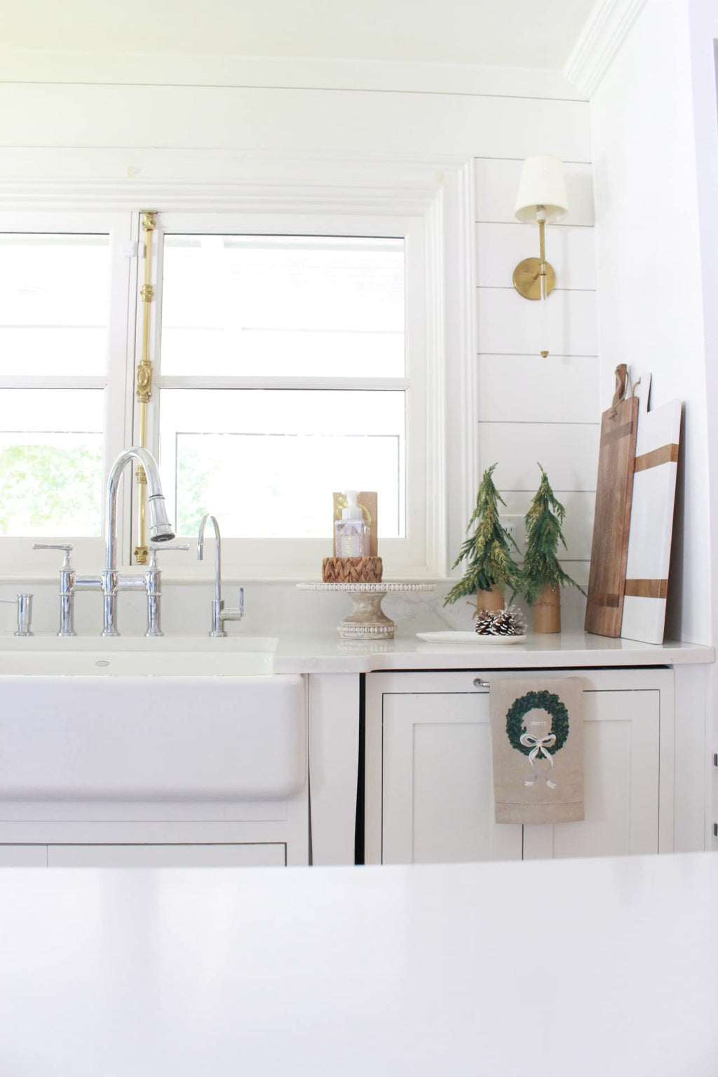 Mud Pie Wooded Square Board,White, 23 1/4" x 16 3/4"