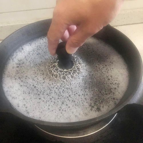 316 Chainmail Scrubber by [Brand Name] - Ergonomic Silicone Handle for Easy Cast Iron Cleaning | Dishwasher Safe, Black