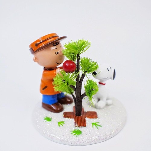 Department 56 Peanuts Charlie Brown & Snoopy Figurine - Hand-Crafted, Hand-Painted 2.76 Inch