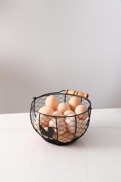 Fresh Eggs Collecting Basket With Handle，Vintage Style Metal Wire Eggs Holder Basket for Countertop Kitchen Storage Bin