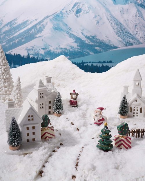 DN DECONATION Ceramic Village Houses Set - 3 White Porcelain Christmas Decor with Frosted Trees for Holiday Table Display