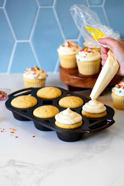 Lodge Cast Iron Muffin Pan - Durable Non-Stick Bakeware for Perfect Muffins | 6-Cup Capacity