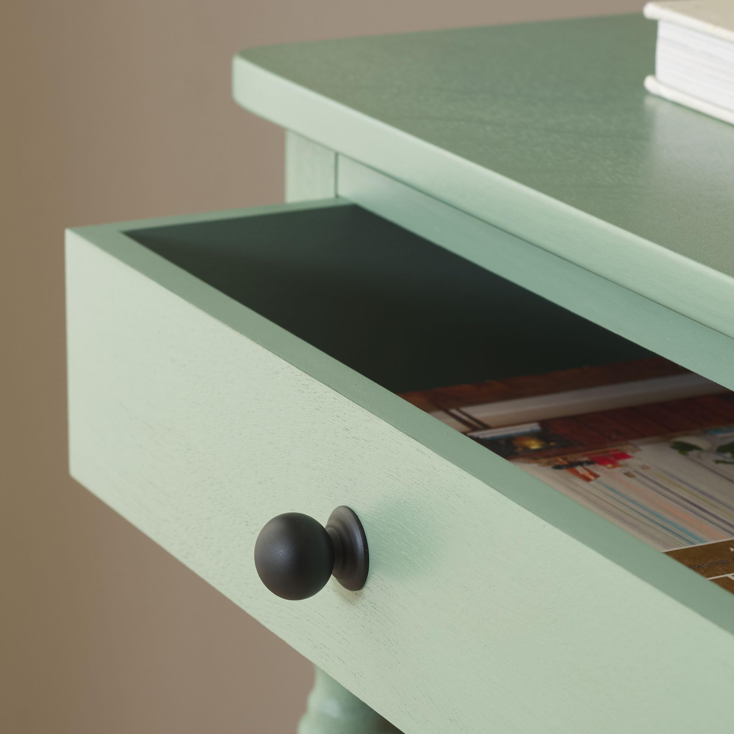 SAFAVIEH Home Collection – Haven Sage Green Accent Table with Drawer & Shelf, Scalloped Apron Detail, Traditional Side Nightstand (ACC5724D)