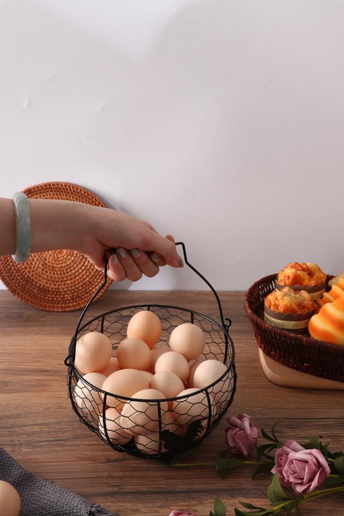 Fresh Eggs Collecting Basket With Handle，Vintage Style Metal Wire Eggs Holder Basket for Countertop Kitchen Storage Bin