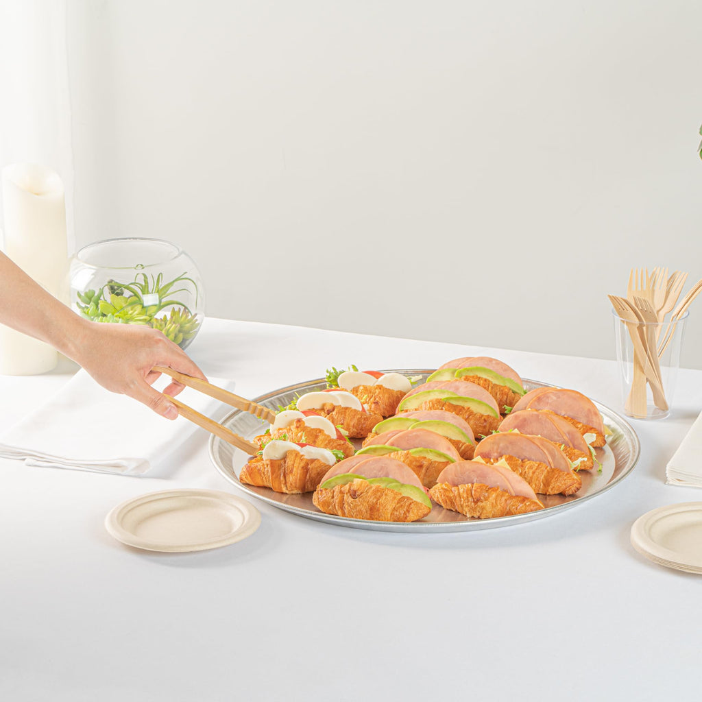 Restaurantware 18 Inch Pizza Trays, Round Foil Catering Trays 10 Count Aluminum Serving Platters with Engraved Pattern, Durable Greaseproof Presentation, Hot and Cold Food Safe, Silver