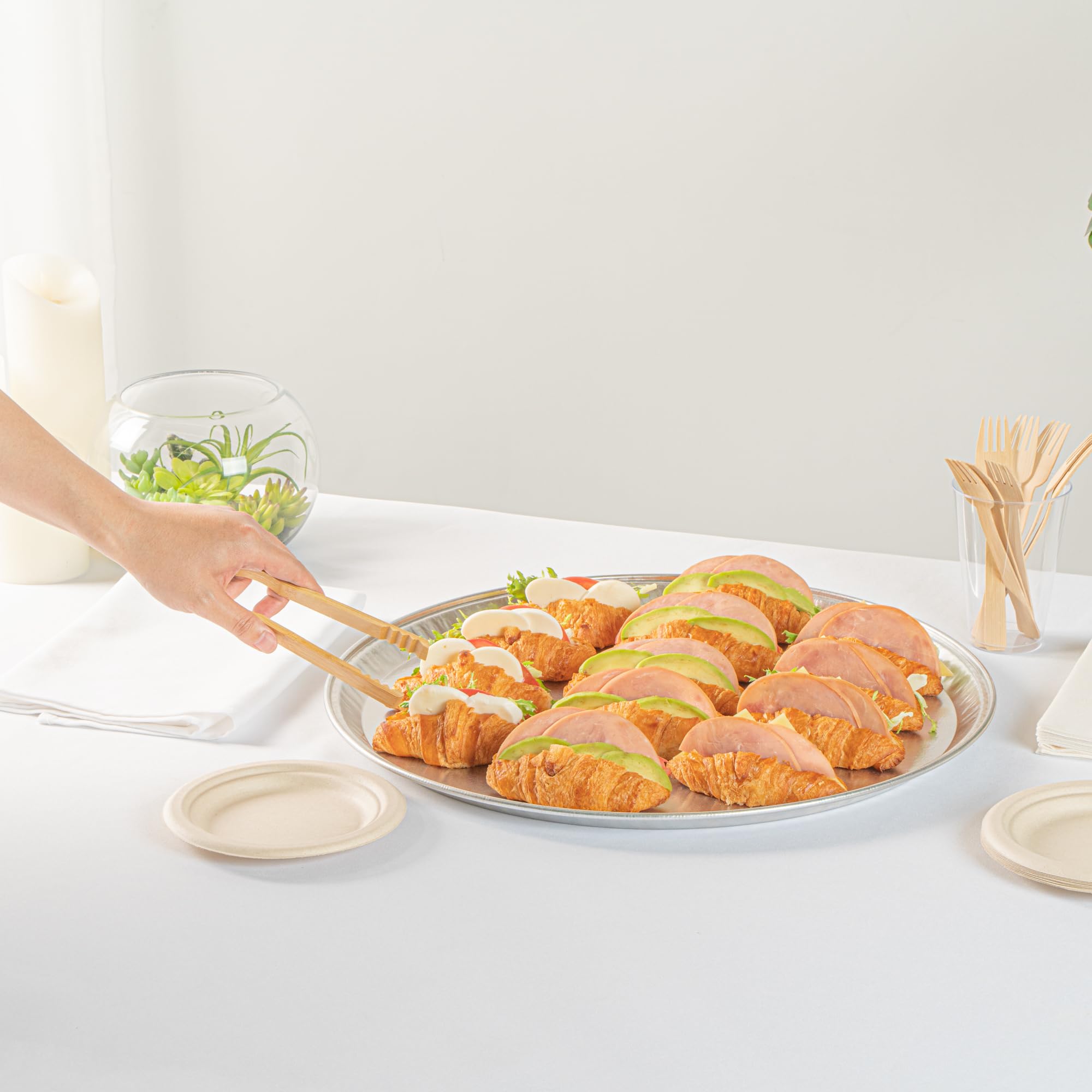 Restaurantware 18 Inch Pizza Trays, Round Foil Catering Trays 10 Count Aluminum Serving Platters with Engraved Pattern, Durable Greaseproof Presentation, Hot and Cold Food Safe, Silver