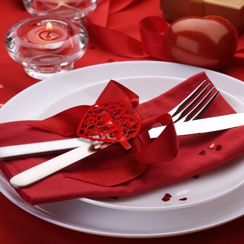 Valentine's Day Heart Napkin Rings Set of 6, Metal Red Heart-Shaped Hollow-Out Napkin Rings Banquet Table Decorations for Valentine's Day Wedding Anniversary Christmas Party Supplies
