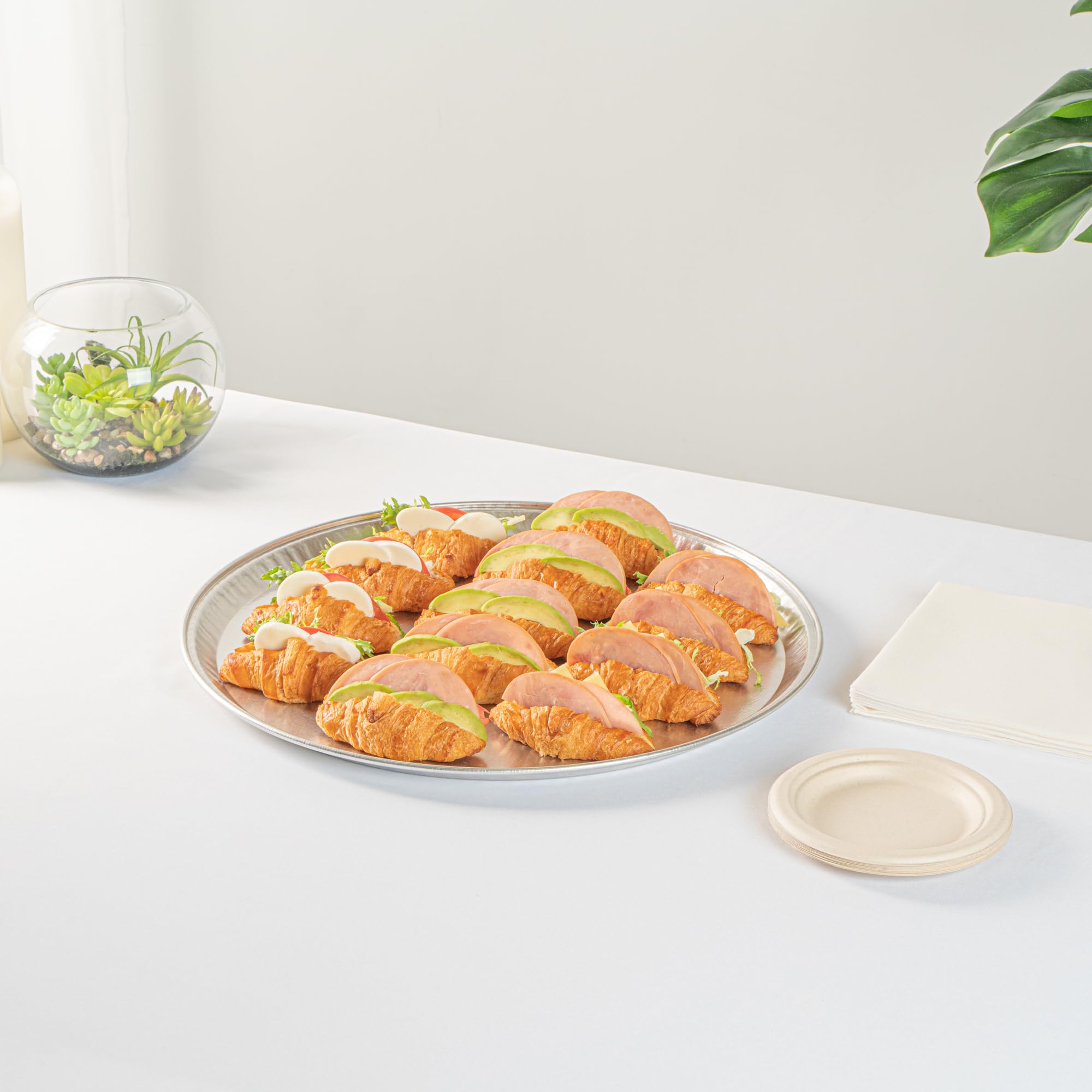 Restaurantware 18 Inch Pizza Trays, Round Foil Catering Trays 10 Count Aluminum Serving Platters with Engraved Pattern, Durable Greaseproof Presentation, Hot and Cold Food Safe, Silver