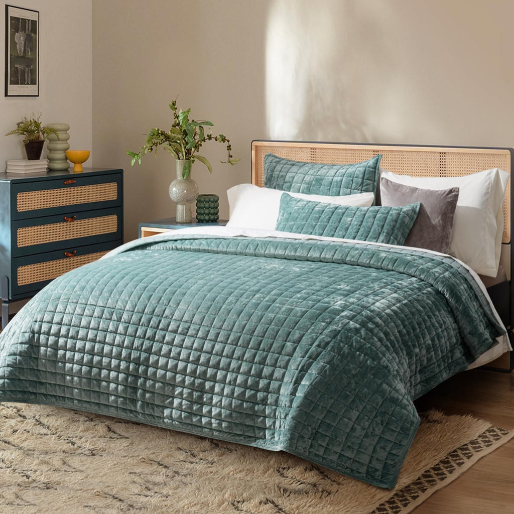 RECYCO Luxury Velvet Quilt Set - Twin/Twin XL Lightweight Comforter with 1 Pillow Sham - Aqua Green