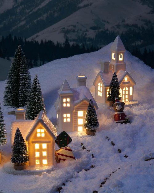 DN DECONATION Ceramic Village Houses Set - 3 White Porcelain Christmas Decor with Frosted Trees for Holiday Table Display