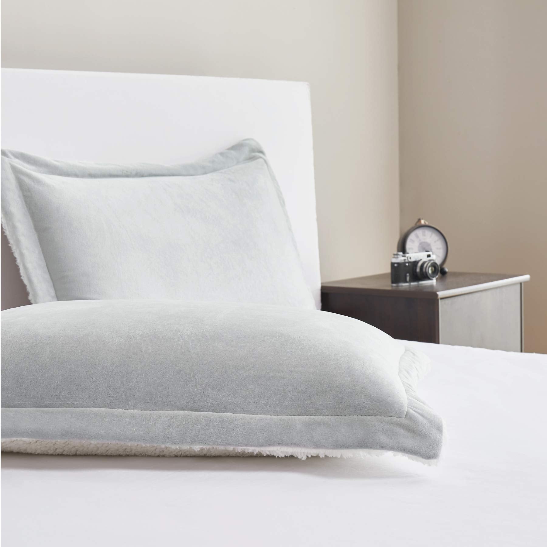 Bedsure Luxurious Micromink Sherpa Light Grey Queen Comforter Set 3 Pieces - (1 Comforter 88x88 and 2 Pillowshams), Reversible Down Alternative Comforter, Machine Washable