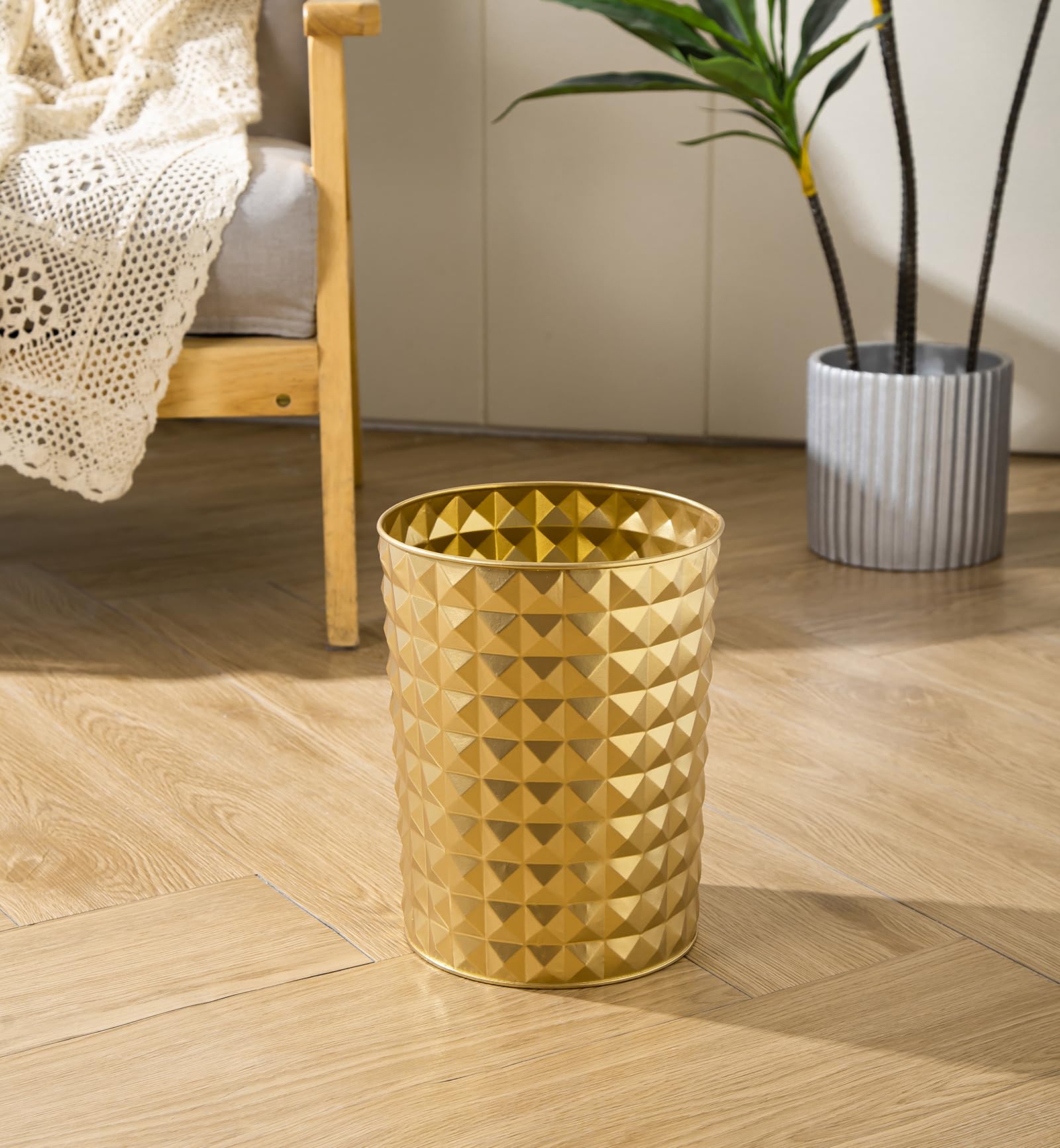 Venalys Small Round Metal Trash Can Wastebasket, Decorative Diamond Pattern Garbage Can Waste Paper Bin, Modern Farmhouse Round Trash Bin for Bathroom, Bedroom, Kitchen and Office (Gold)