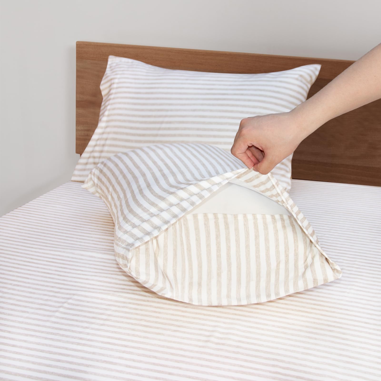 Mejoroom Striped Queen Size Sheet Set - Hotel Luxury 1800 Bedding Sheets & Pillowcases - Deep Pocket Fitted Sheet, Soft, Breathable, Wrinkle & Fade Resistant - 4 Piece (Beige Stripe)