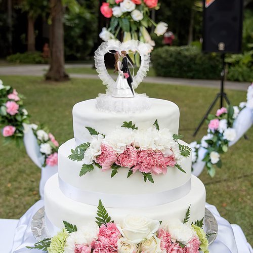 Abaodam Bride and Groom Cake Topper - Romantic Heart Design Figurine for Weddings & Anniversaries