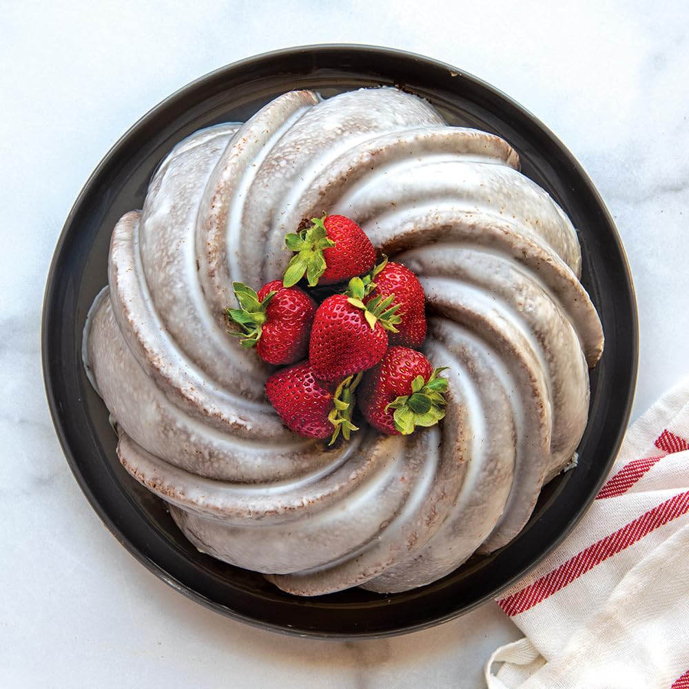 Nordic Ware Swirl Bundt Pan, 10-Cup, Gold