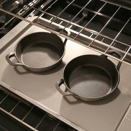 HOME DISTRICT Mini Cast Iron Skillet Set of 4 Mini Ramekins, Oven Safe, 6 Inch, 12 Oz Cast Iron Skillet Set with Wood Trivets