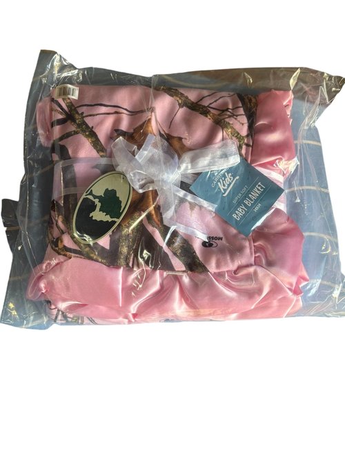 Mossy Oak BU Pink Hunting Camo Baby Blanket, Super Soft Carstens Microfur Back and Satin, Bow, Newborn Pink Camouflage Gift Blanket