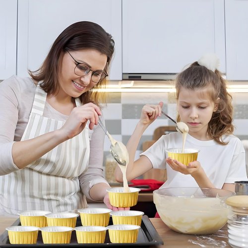 200Pcs Round Aluminum Baking Cake Pans with Clear Plastic Lids, Foil Pie Tin Tart Pans Disposable Ramekins Browni Baking Cups Dessert Cups for Wedding Birthday Party,5oz Gold