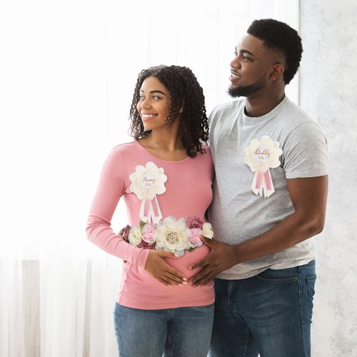 Afkengung Maternity Sash Set for The Mommy and Daddy-to-be, with Corsage Pin Flowers as Baby Shower Souvenirs.Perfect for Gender Reveal Decorations and Pregnancy Photography Props (Creamy White)