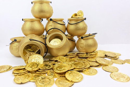 GiftExpress 12pc Mini Gold Cauldrons for St Patrick's Day Decoration, St Patrick Cauldrons, Novelty Candy Holder Pot of Gold (12)