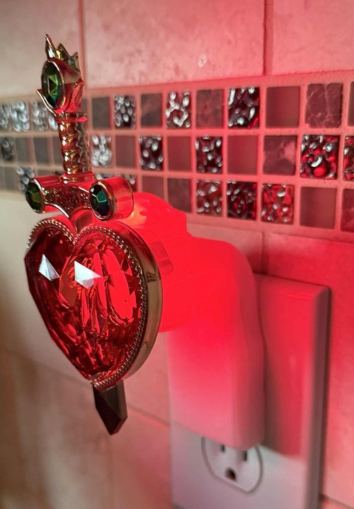 Bath and Body Works Evil Queen Red and Gold Pierced Heart Adjustable Wallflowers Scent Control Fragrance Nightlight Plug