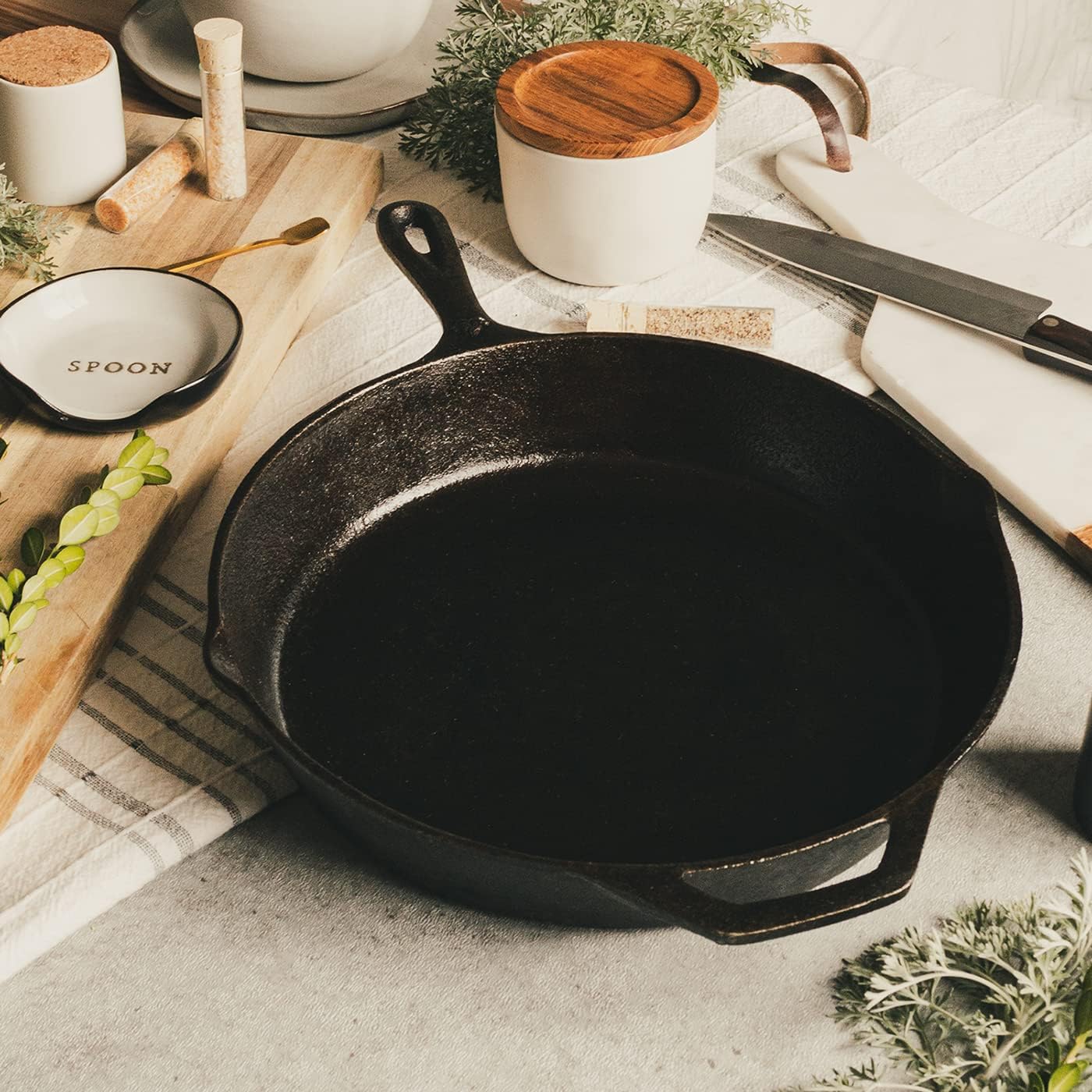 Skiennix 12-Inch Round Cast Iron Skillet - Pre-Seasoned for Superior Cooking Performance