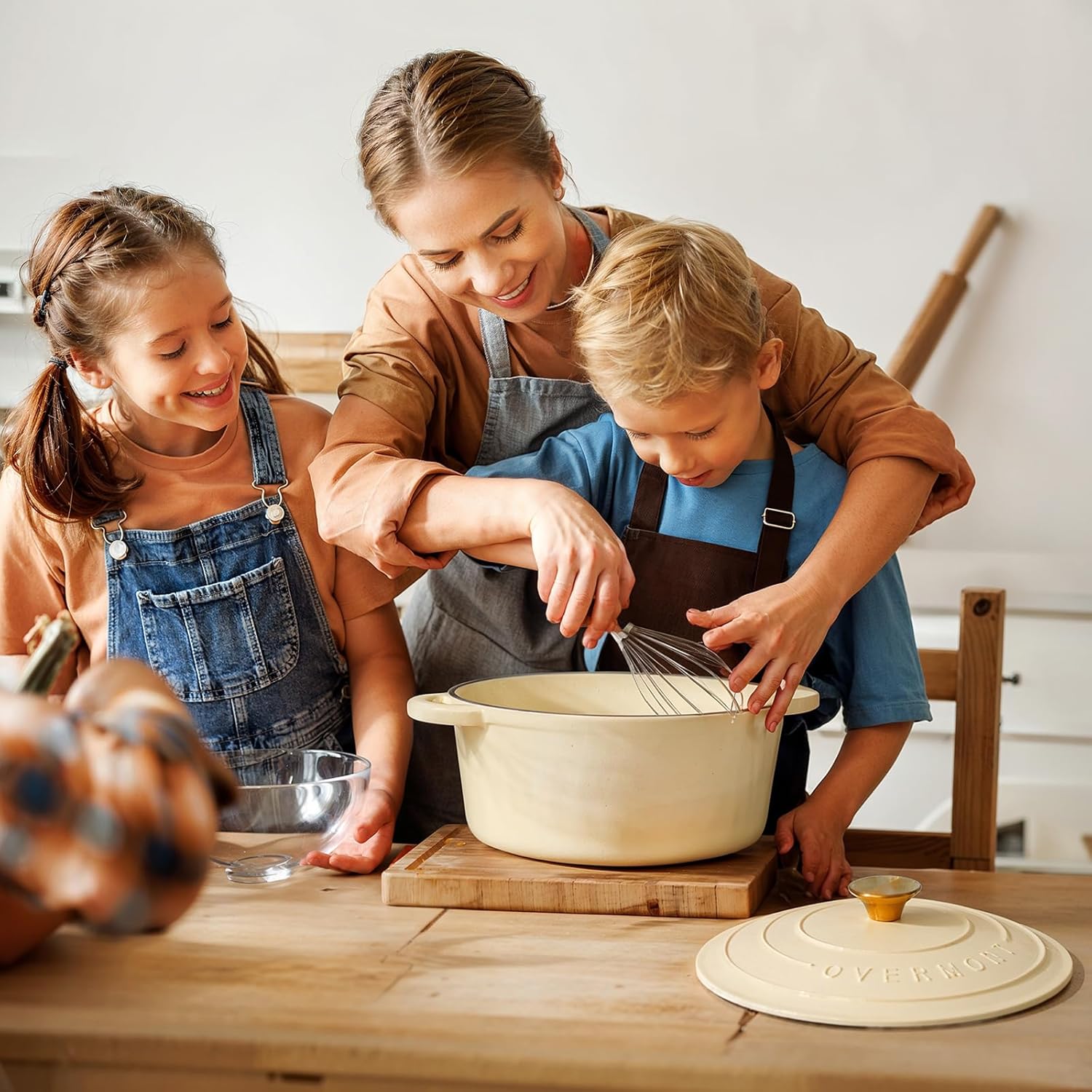 Overmont Enameled Cast Iron Dutch Oven - 7QT Heavy-Duty Pot with Lid & Potholders | Cream White for Braising & Baking