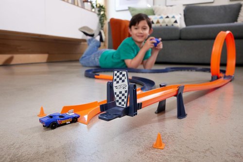 Hot Wheels RC Toy Car Set - 1:64 Scale Remote-Control Vehicle with 30+ Race Track Pieces