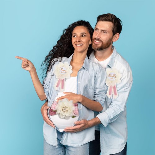 Afkengung Maternity Sash Set for The Mommy and Daddy-to-be, with Corsage Pin Flowers as Baby Shower Souvenirs.Perfect for Gender Reveal Decorations and Pregnancy Photography Props (Creamy White)
