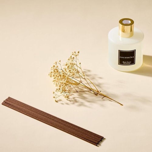 Cocorrína Reed Diffuser - Black Forest Scented 17 Fl. Oz Diffuser with 8 Sticks & Preserved Flowers | Home Decor
