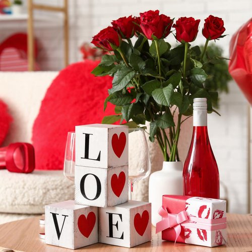 Yousoontic 4 Pcs Valentine's Day Wooden Decorations Double-Sided Love Heart Wood Block Sign Rustic Farmhouse Valentines Tiered Tray Decor Table Centerpiece for Wedding Anniversary Party Office Shelf