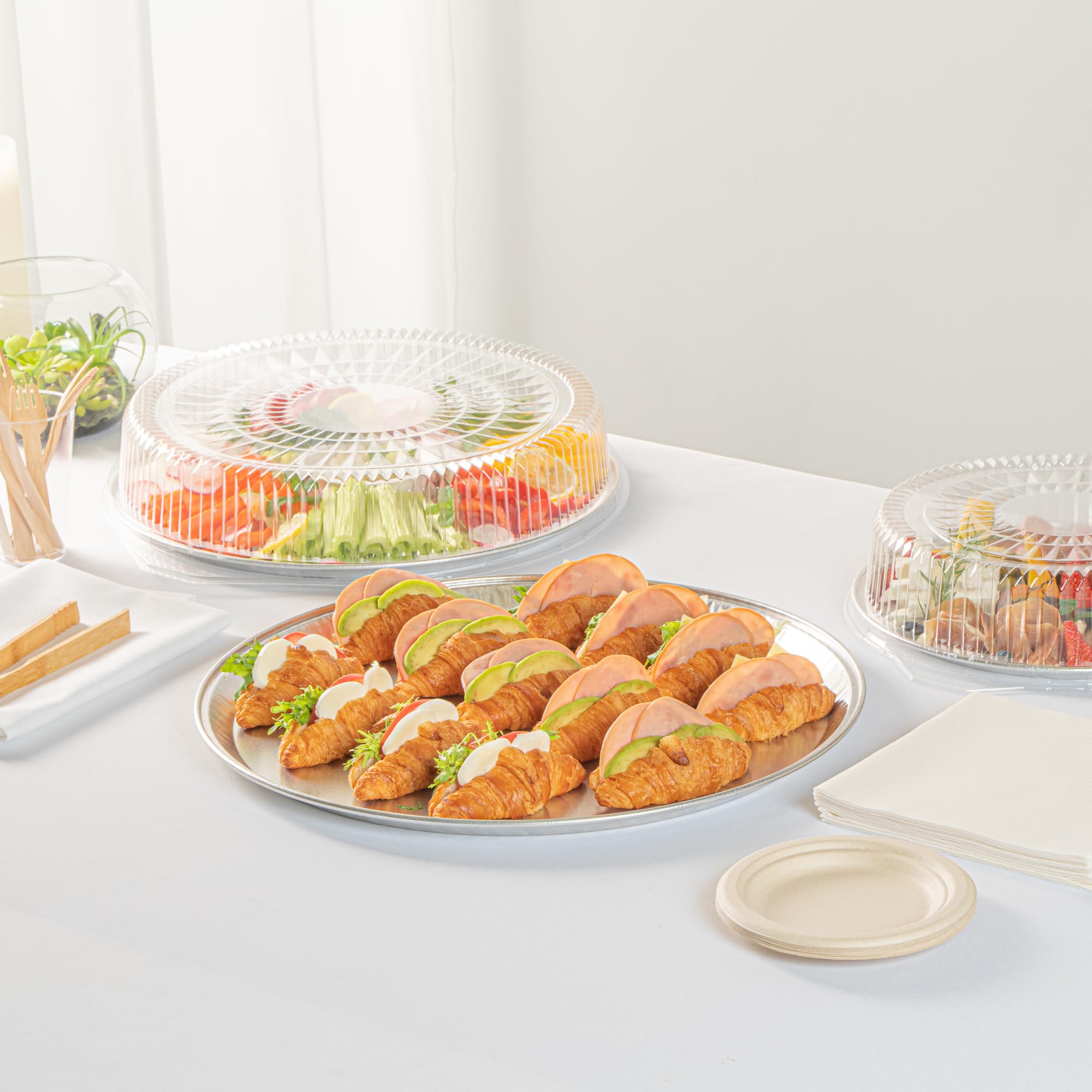 Restaurantware 18 Inch Pizza Trays, Round Foil Catering Trays 10 Count Aluminum Serving Platters with Engraved Pattern, Durable Greaseproof Presentation, Hot and Cold Food Safe, Silver