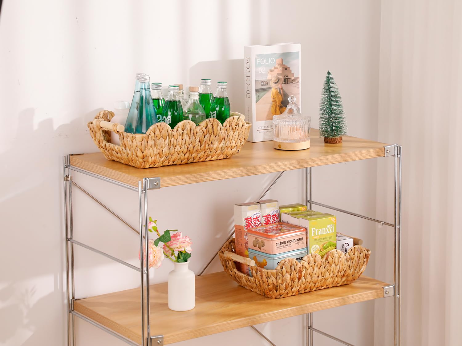 Coeusy Small Wicker Basket 2 Pack,Scalloped Basket for Organizing and Decor,Natural Water Hyacinth Storage Baskets with Wooden Handles for Gifts,Snack,Shelves