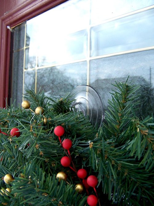 Adams Christmas Giant Suction Wreath Holder - Clear Design for Secure Holiday Decor