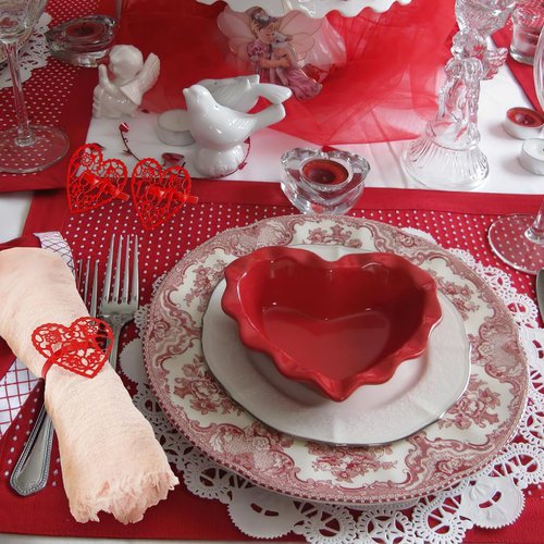 Valentine's Day Heart Napkin Rings Set of 6, Metal Red Heart-Shaped Hollow-Out Napkin Rings Banquet Table Decorations for Valentine's Day Wedding Anniversary Christmas Party Supplies