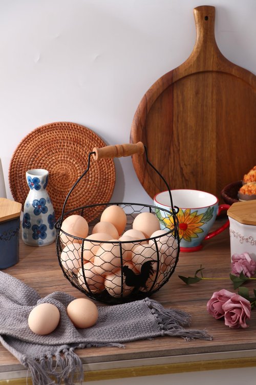 Fresh Eggs Collecting Basket With Handle，Vintage Style Metal Wire Eggs Holder Basket for Countertop Kitchen Storage Bin