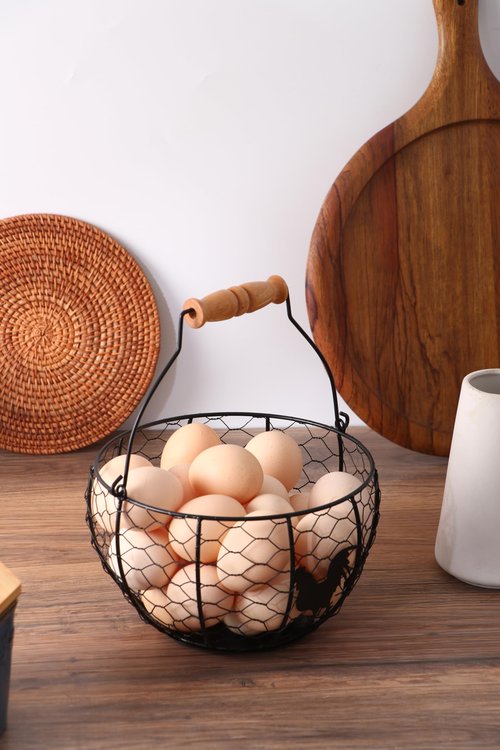 Fresh Eggs Collecting Basket With Handle，Vintage Style Metal Wire Eggs Holder Basket for Countertop Kitchen Storage Bin