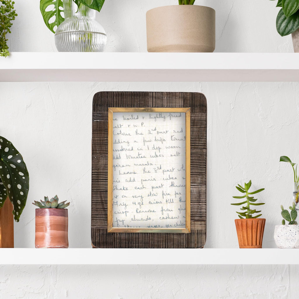 Creative Co-Op Hand-Carved Horn Photo Frame with Brass Border, Black & Natural (Holds 4" x 6" Photo)