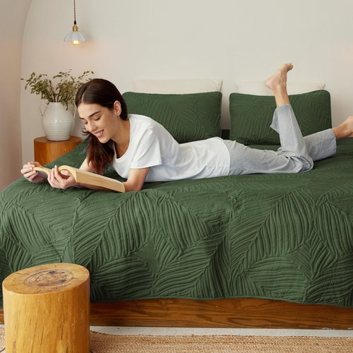 Exclusivo Mezcla King Size Quilt Bedding Set, Lightweight Olive Green Quilts King Size for All Seasons, Soft Microfiber Bedspreads Coverlets Bed Cover with Leaf Pattern, 3 Piece