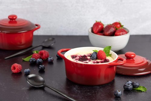 Kook Mini Cocotte Set - Individual Baking Ramekins with Lids | Oven & Microwave Safe, 12 oz, Set of 4 (Crimson Ombre)