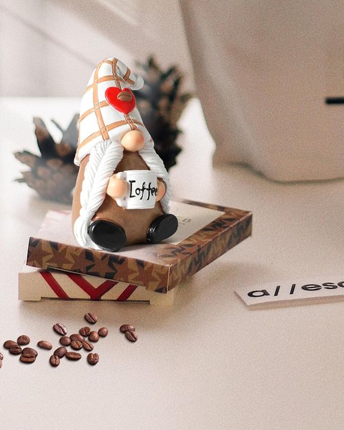 iStatue Hand-Painted Resin Swedish Coffee Gnome Figurine - Charming Bar Decor for Coffee Lovers