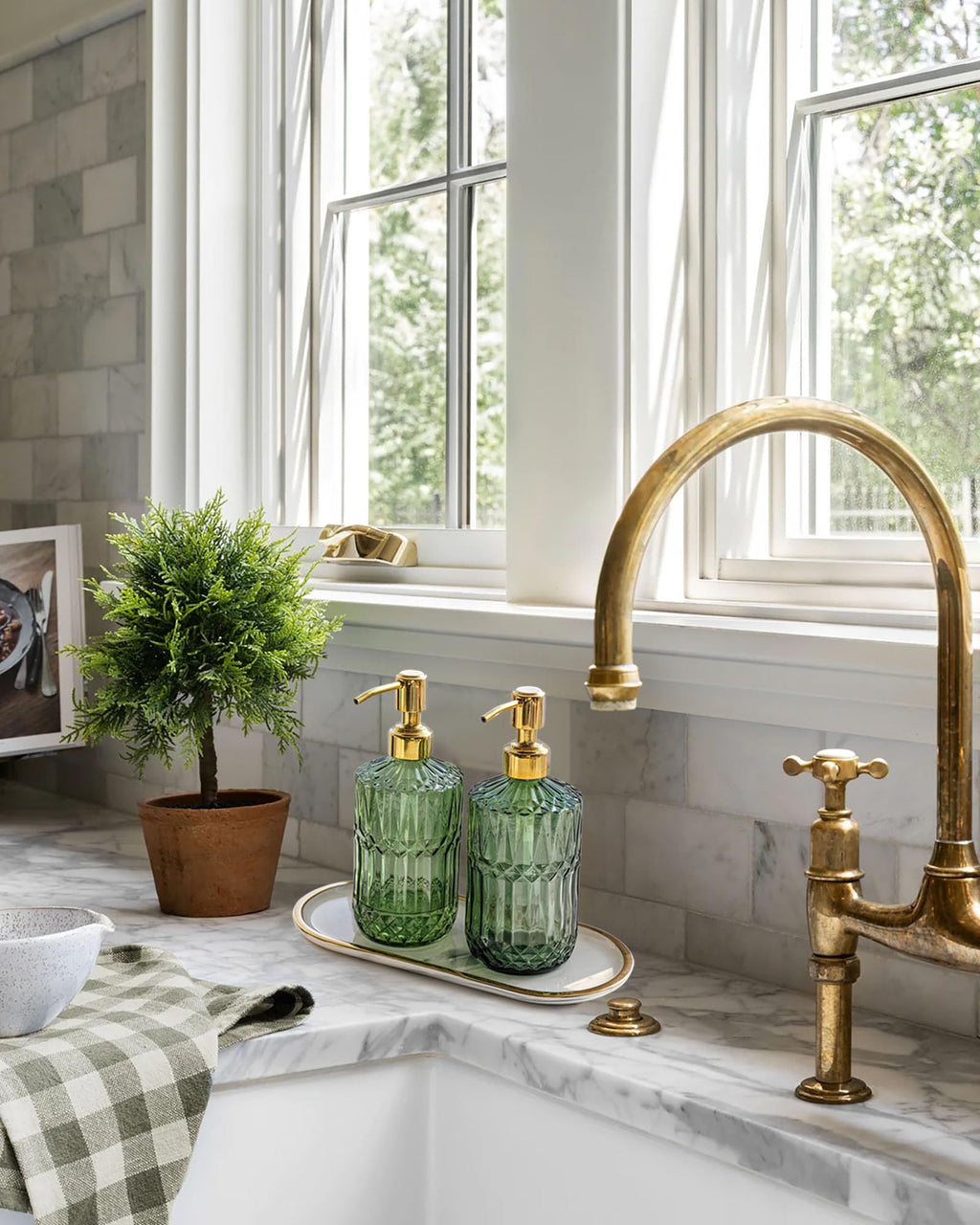 JASAI 2Pack 18Oz Green Glass Soap Dispenser with Gold Rust Proof Pump, Refillable Dish Soap Dispenser for Kitchen, Bathroom Soap Dispenser for Hand soap, Lotion, Body Wash, Dish Soap.