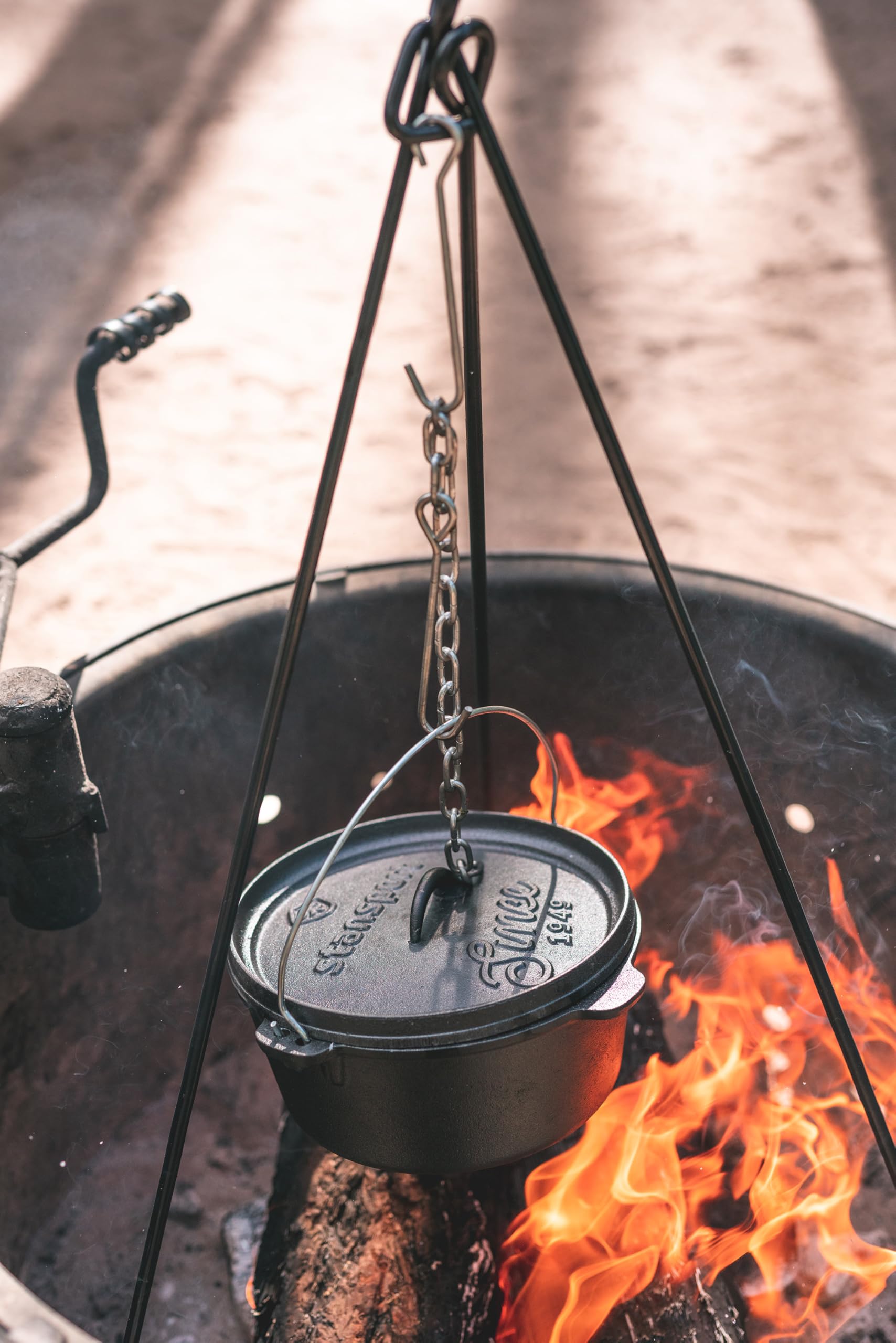 Stansport's Cast Iron Dutch Oven with Lid (16023) - Large 4 Quart Capacity, Durable Cast Iron Construction, Perfect for Outdoor Cooking, Home Kitchen and Camping Trips, Flat Bottom Design
