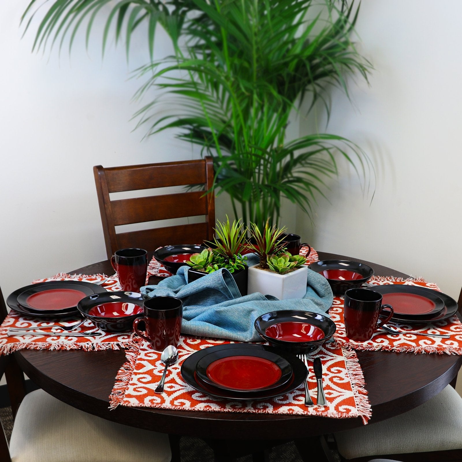 Elama’s Tanizia 16 Piece High Gloss Dinnerware Set