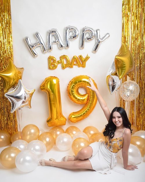 Gold Number 18 Balloon - 40 Inch Metallic Decoration for 18th Birthday Parties | Perfect for Girls & Boys