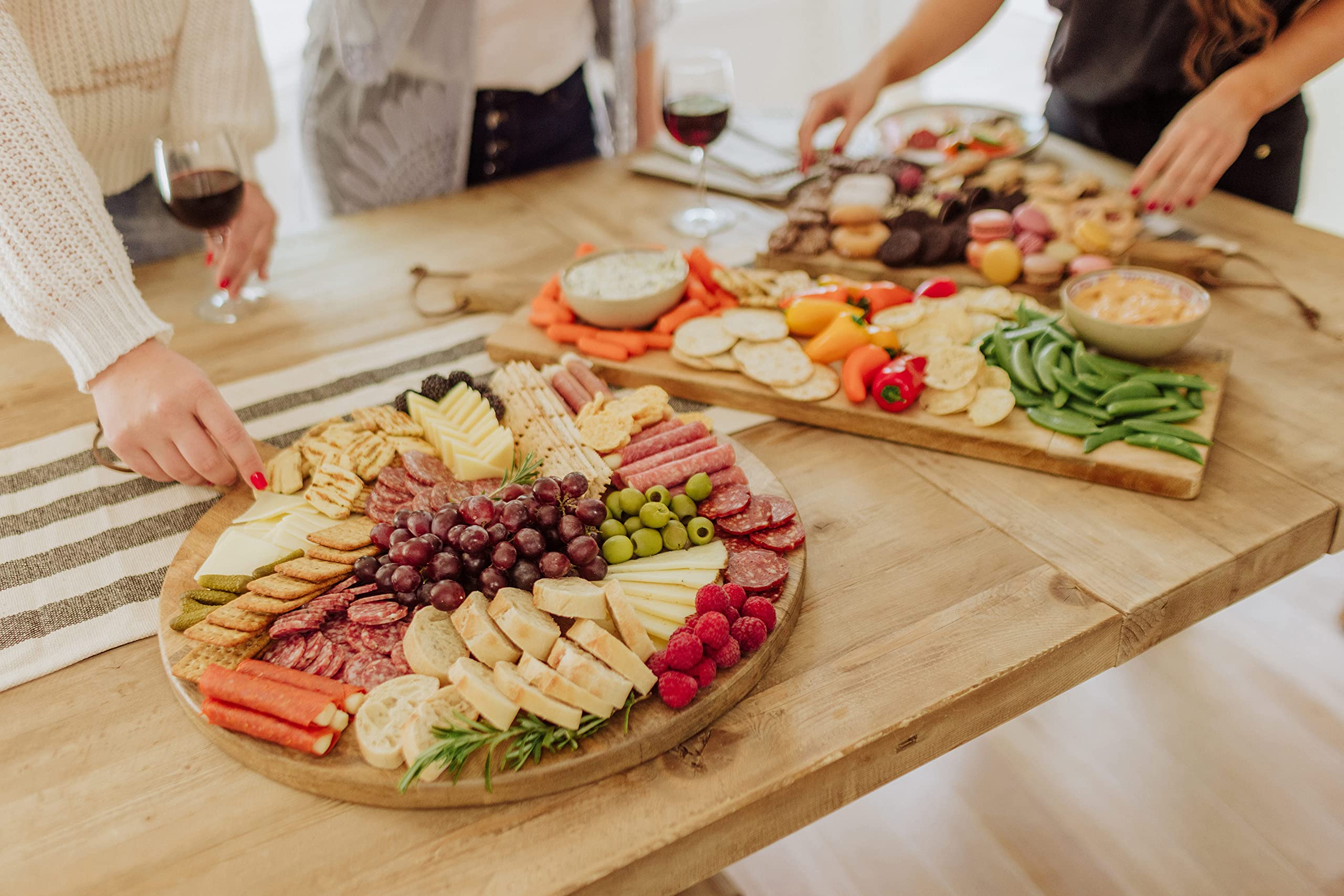 TOSCANA - a Picnic Time brand - Ravi Round Charcuterie Board, Wood Serving Platter, Cheese Board, (Mango Wood)